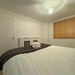 Nice 3Bed Apartment Only 3 Stops To London Centre