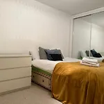 Nice 3Bed Apartment Only 3 Stops To London Centre