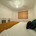 Nice 3Bed Apartment Only 3 Stops To London Centre
