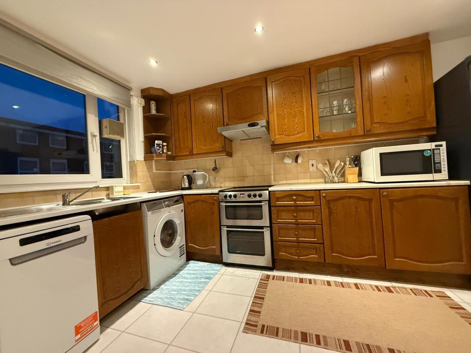 3bed Only 3 Stops To Centre * Londra